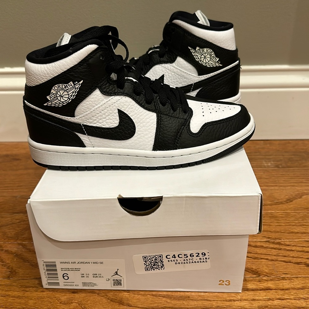 Nike Size 6 Women Air Jordan 1 Mid White and black